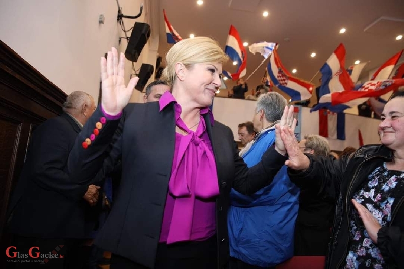 Grabar-Kitarović: "Ismijavaju me da sam hodajući gaf zato što pjevam s vama..."