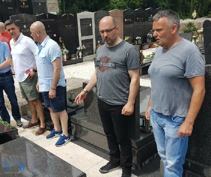 Milijan Brkić položio cvijeće na grob suborca Roberta Barbića 