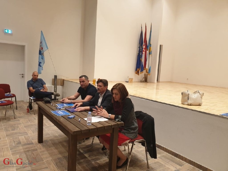 Kandidati HDZ-a za Sabor Marijan Kustić i Anita Pocrnić-Radošević u Korenici predstavili svoj program