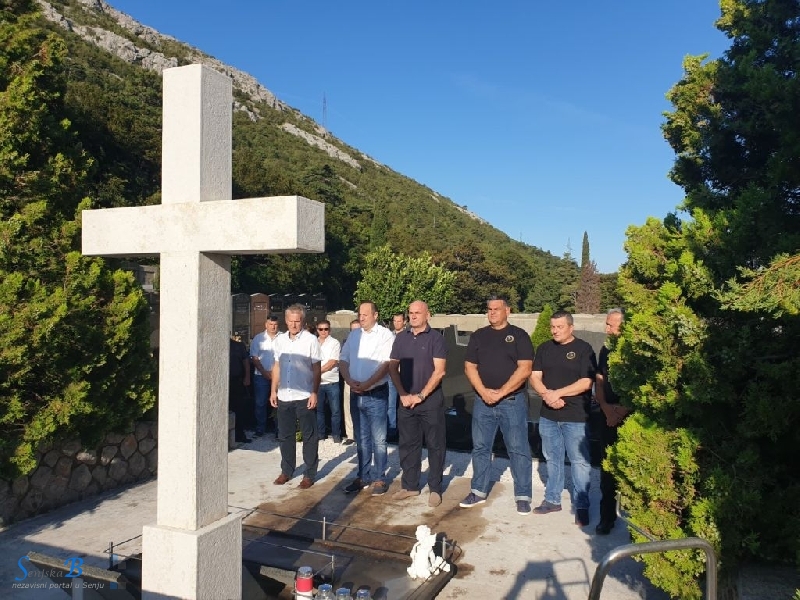 Gradske delegacije Senja polaganjem vijenaca i paljenjem svijeća odale počast hrvatskim braniteljima