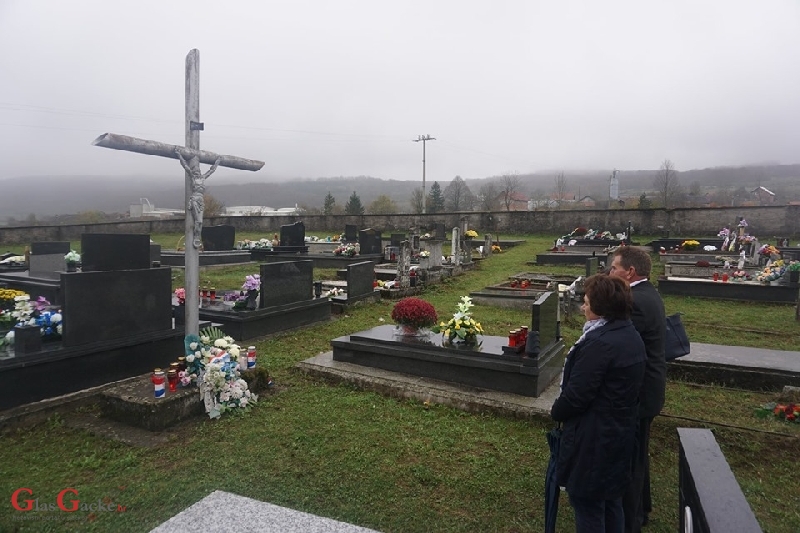 Polaganje vijenaca u prigodi blagdana Svih svetih u Brinju 