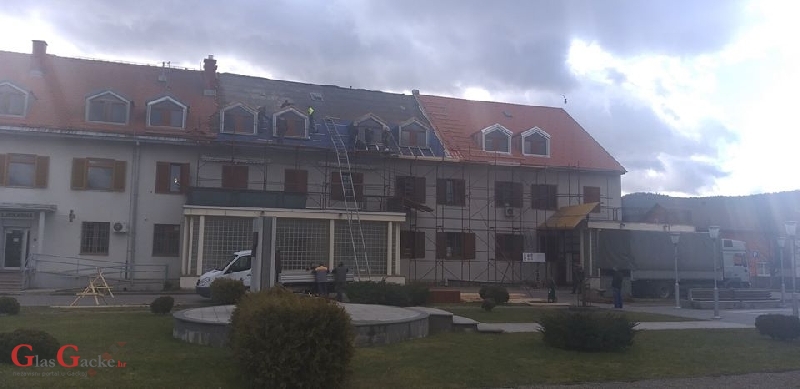 U završnoj fazi radovi na adaptaciji krovišta zgrade Doma zdravlja u Brinju 