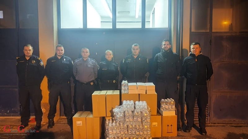 I policajci iz Korenice pomažu Petrinji  