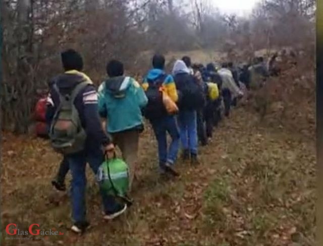 BiH policija u kolonama prevozi migrante tik uz hrvatsku granicu; MUP: 'Zabrinuti smo'