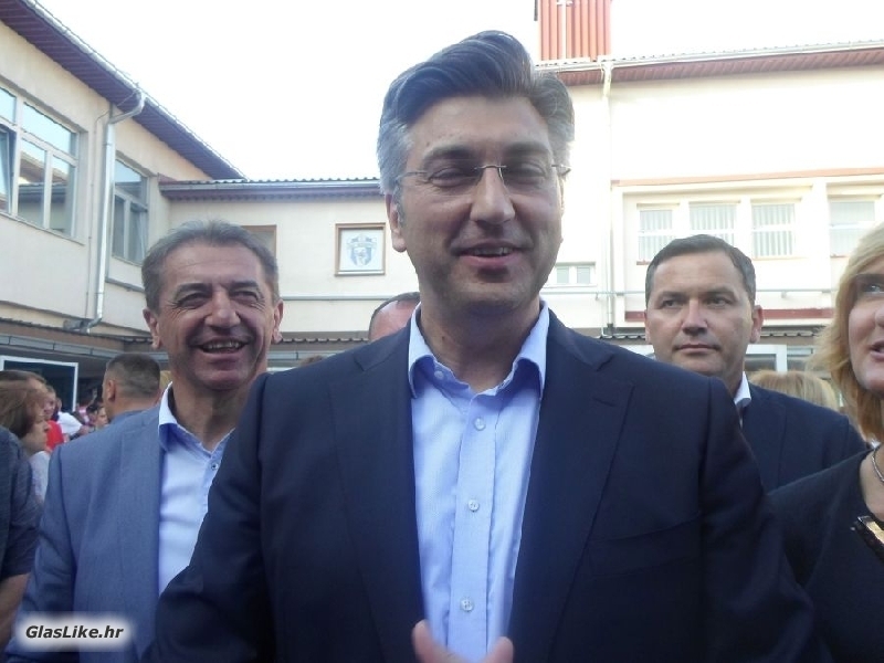 Predsjednik Vlade Andrej Plenković sa najbližim suradnicima i ministrima danas u posjetu Gospiću