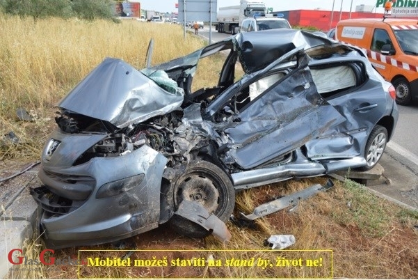 Vozač automobila smrtno stradao u prometnoj nesreći