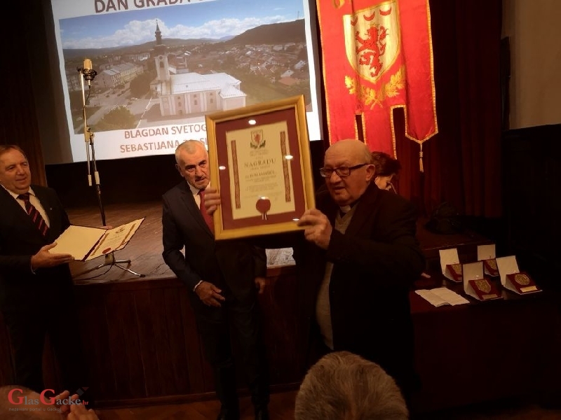 Don Jure Ladišić dobitnik nagrade Grada Otočca, uručene i plakete i medalja Grada Otočca 