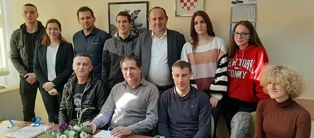 Gradonačelnik Rukavina uručio ugovore korisnicima stipendija Grada Senja za školsku/akademsku 2019./2020. godinu