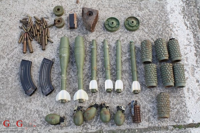 Dragovoljno predao 7 tromblonskih mina, 16 ručnih bombi, 1157 komada streljiva 