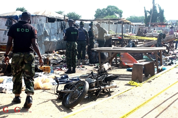 Policajac pobio djecu na uskrsnoj procesiji u Nigeriji Policajac pobio djecu na uskrsnoj procesiji u Nigeriji
