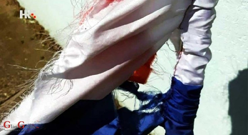 U vukovarskom naselju Lipovača dvaput poderana hrvatska zastava U vukovarskom naselju Lipovača dvaput poderana hrvatska zastava