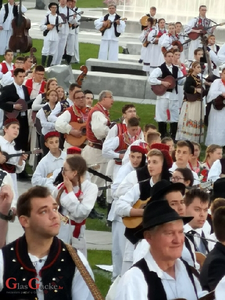 Otočki tamburaši na Škorinom koncertu sinoć u Zagrebu Otočki tamburaši na Škorinom koncertu sinoć u Zagrebu