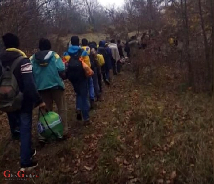 Pobuna u Perušiću: Mještani zbog mraka strahuju od migranata Pobuna u Perušiću: Mještani zbog mraka strahuju od migranata