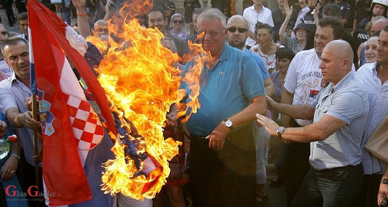 Labrović usred Zagreba spalio hrvatsku zastavu – očito se radi o umjetnosti