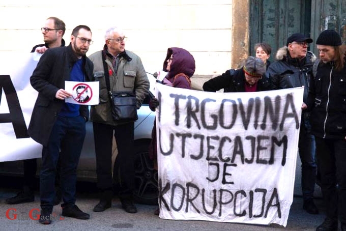 Tko te hrani, taj te i jaše Tko te hrani, taj te i jaše