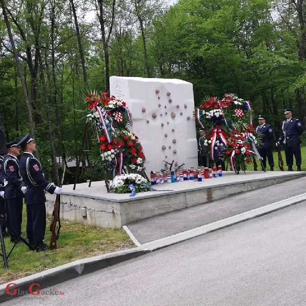 Vi s Velebita stanite u prvi red za raj, jer pakao ste već prošli Vi s Velebita stanite u prvi red za raj, jer pakao ste već prošli