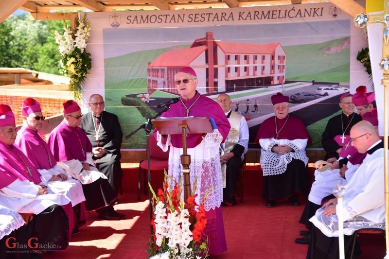 Blagoslovljen temelj novog samostana bosonogih karmelićanki u Gospiću