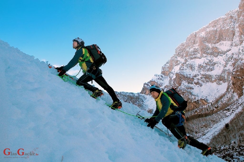 Otočki alpinisti započeli novu godinu penjanjem po Jalovečkoj grapi