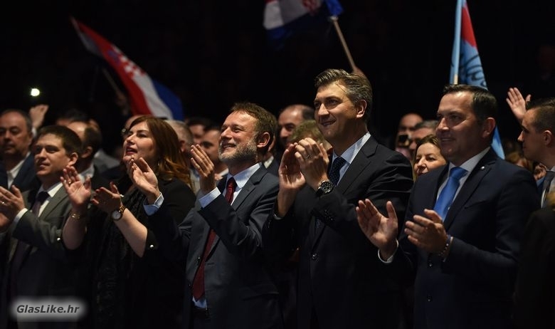 SAM VRH HDZ-a DOŠAO NA SKUP U GOSPIĆ: Govorili su Plenković i Jandroković, Šeks je citirao stihove, Bulić izazvao erupciju dvorane