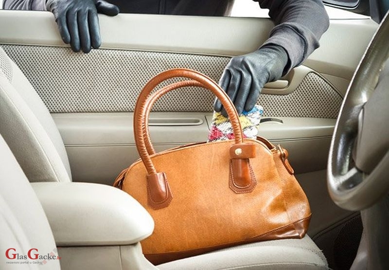 Ukraden novčanik iz otključanog automobila Ukraden novčanik iz otključanog automobila