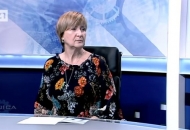 Reže Ruža kao sabljom Reže Ruža kao sabljom