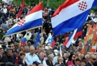 Na Bleiburgu i zastave s grbom koji počinje bijelim poljem Na Bleiburgu i zastave s grbom koji počinje bijelim poljem