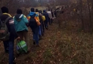Pobuna u Perušiću: Mještani zbog mraka strahuju od migranata Pobuna u Perušiću: Mještani zbog mraka strahuju od migranata