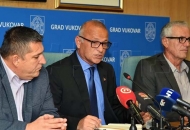 Život branitelja vrijedi koliko i jedna plastična dvojezična ploča Život branitelja vrijedi koliko i jedna plastična dvojezična ploča