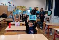 POP U KNINSKOJ ŠKOLI PODIJELIO TABLETE SAMO SRPSKOJ DJECI POP U KNINSKOJ ŠKOLI PODIJELIO TABLETE SAMO SRPSKOJ DJECI