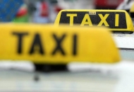Skakao po taxi vozilu i trgao dijelove Skakao po taxi vozilu i trgao dijelove