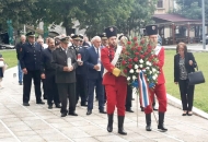 Vijenci i svijeće na spomenik braniteljima u Otočcu i Zalužnici