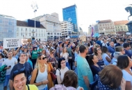 Tisuće ljudi na antikorona prosvjedu – DOSTA JE! Tisuće ljudi na antikorona prosvjedu – DOSTA JE!
