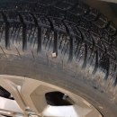 Konjski čavli u gumama automobila