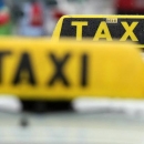 Skakao po taxi vozilu i trgao dijelove 