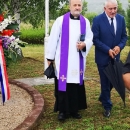 Vijenci i svijeće na spomenik braniteljima u Otočcu i Zalužnici
