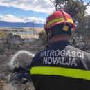 Veliki požar u Novalji stavljen pod nadzor 