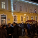 Grabar-Kitarović: "Ismijavaju me da sam hodajući gaf zato što pjevam s vama..."