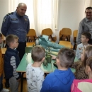 U sklopu Dječjeg tjedna djeca dječjih vrtića iz Korenice i Mukinja razgledala policijsku opremu i tehniku