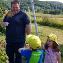 Djeca iz brinjskog vrtića posjetili OPG Rajačić i kušali maline 