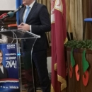 Grabar-Kitarović: "Ismijavaju me da sam hodajući gaf zato što pjevam s vama..."