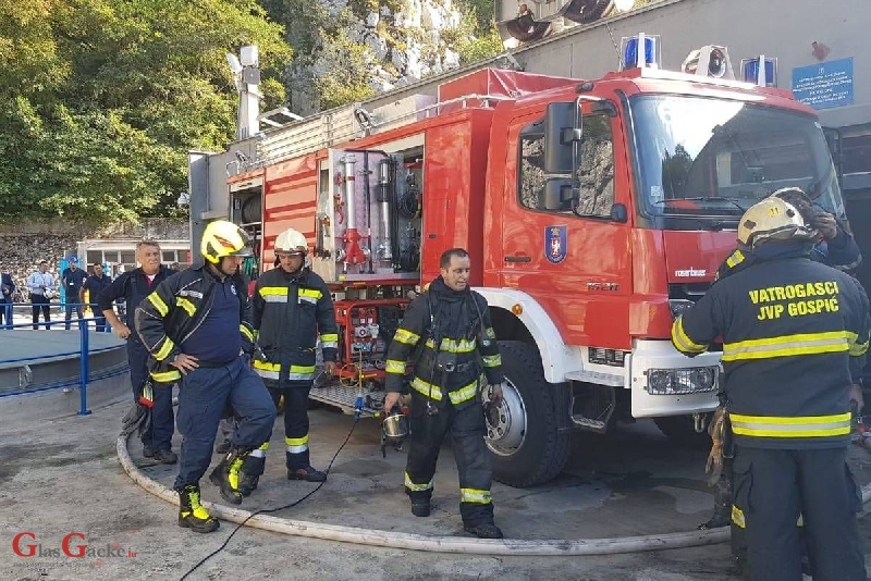 Gospićki vatrogasci preuzimanju novo vatrogasno vozilo povodom Dana vatrogastva i Dana Svetog Florijana