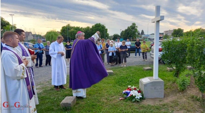 Biskup Košić blagoslovio „bijeli križ istine“ u sisačkom Naselju Biskup Košić blagoslovio „bijeli križ istine“ u sisačkom Naselju