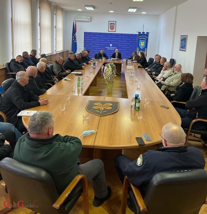 Sastanak župana Petryja s ratnim zapovjednicima i braniteljskim udrugama Sastanak župana Petryja s ratnim zapovjednicima i braniteljskim udrugama