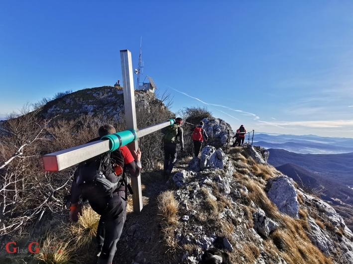 Ogulinski planinari postavili veliki križ na Kleku