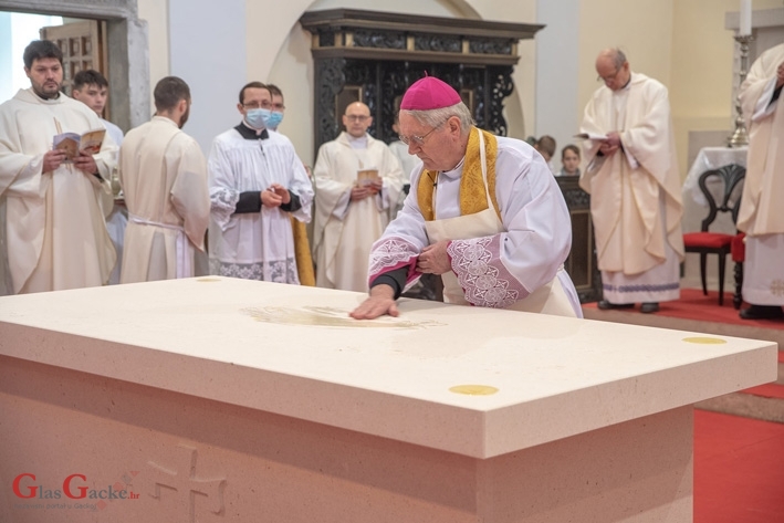 Biskup Križić u senjskoj katedrali posvetio novi kameni oltar