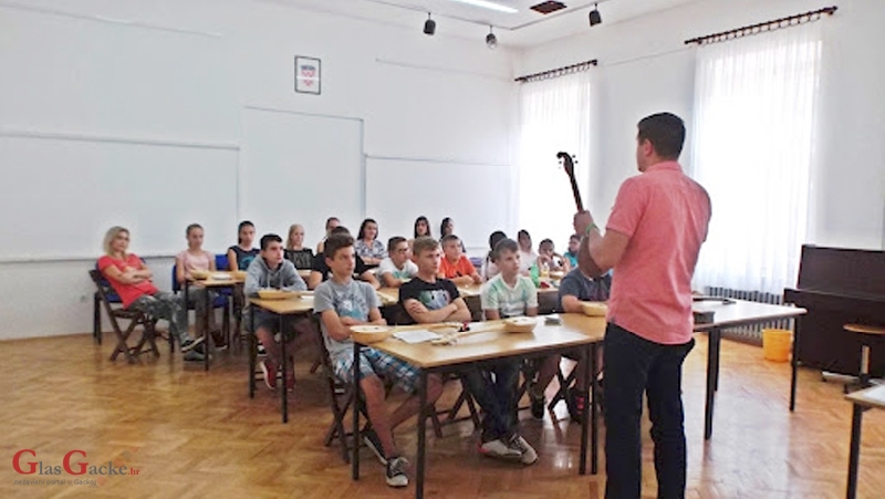 Započela radionica učenja sviranja dangubice