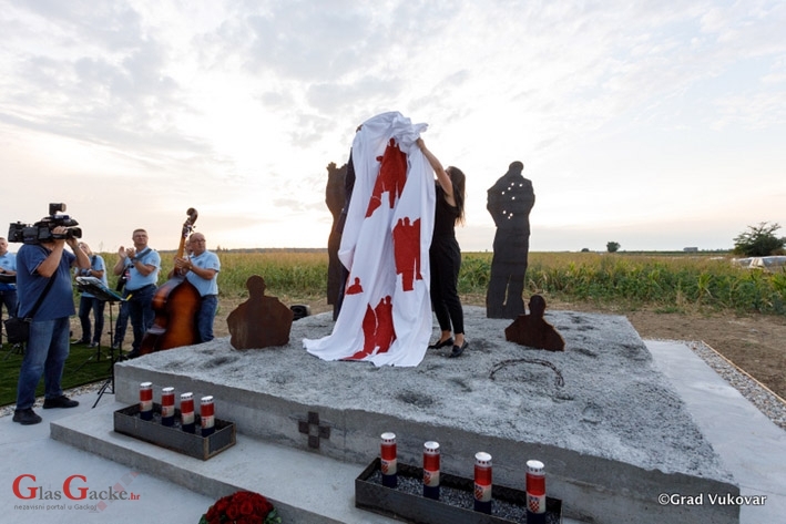 Otkriven spomenik Siluete, posvećen žrtvama Ovčare