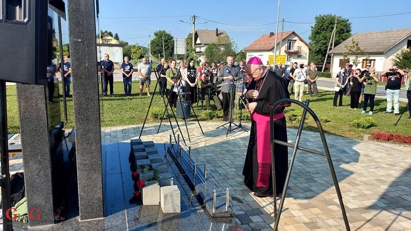 Biskup Bogdan blagoslovio spomenik hrvatskim braniteljima u Josipdolu