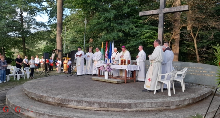 Biskup Huzjak predvodio misno slavlje u spomen na žrtve jugo-komunističkog boljševizma u bjelovarskoj šumi Lug
