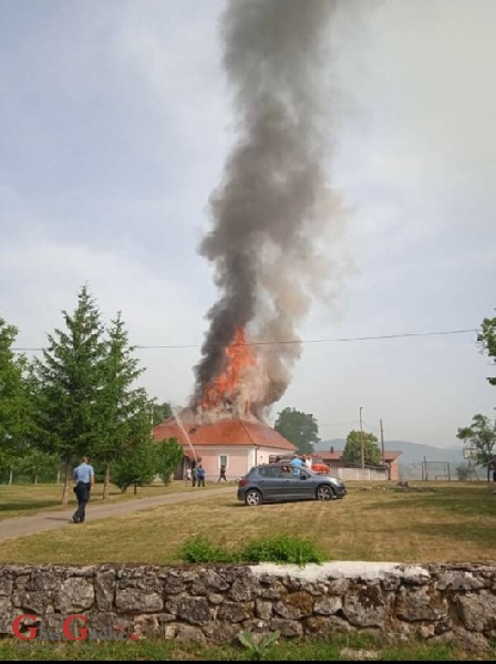 Požar progutao sinačku plovaniju